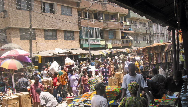 Mercado en Lagos. Wikimedia Commons